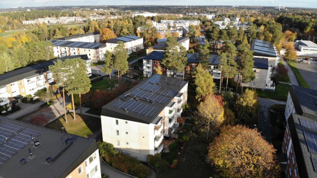 Översikt över solpaneler på tak på bostadsrättsföreningen Granens fastigheter
