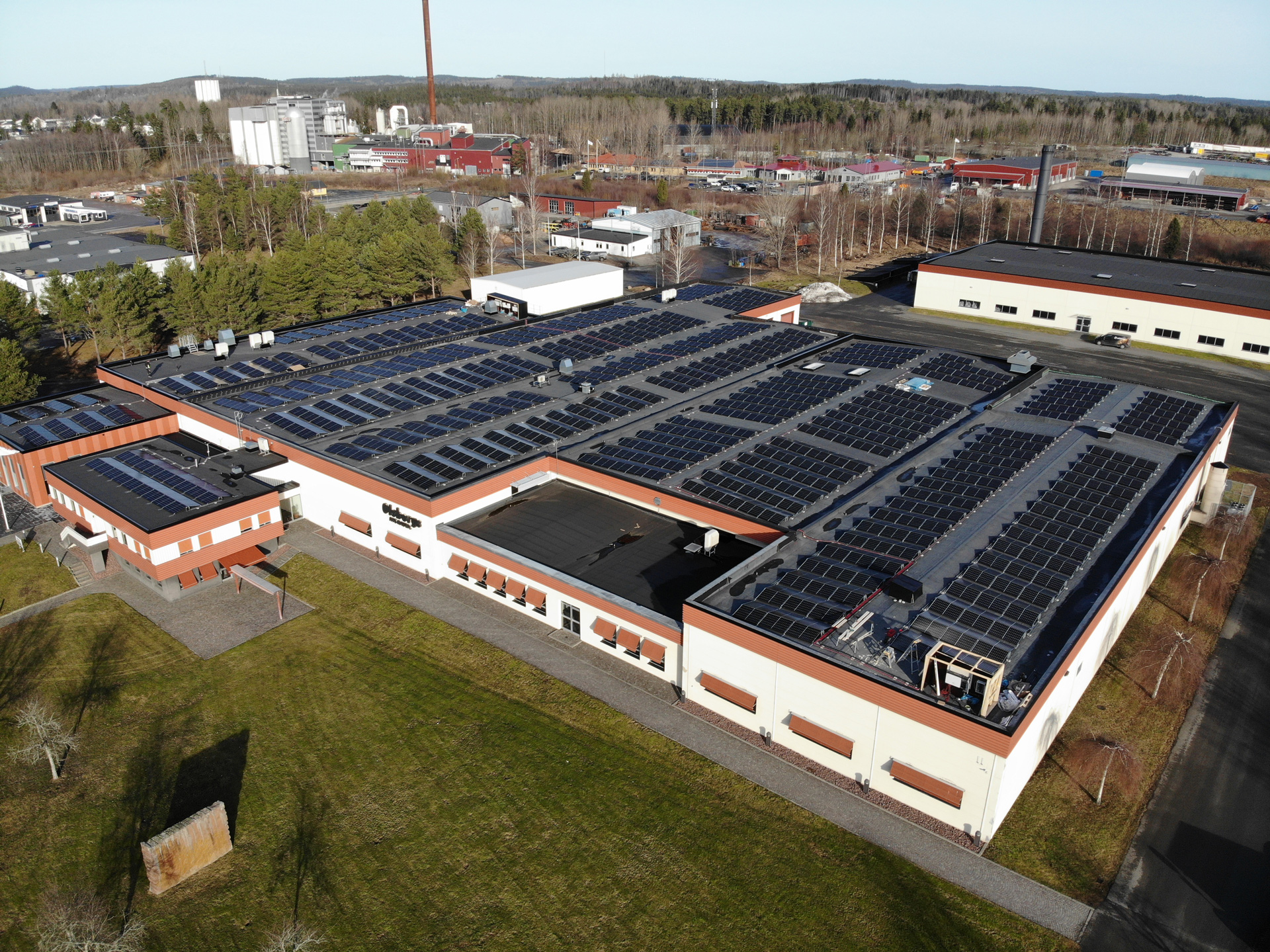 solceller och energilager på tak för industri och företag