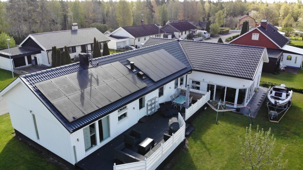 Bild på villa med solceller på taket