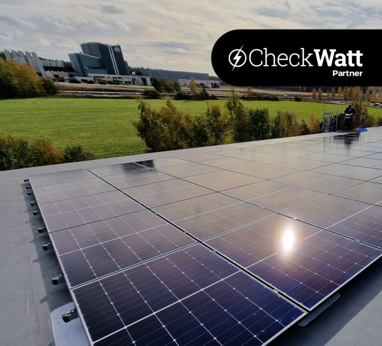 solceller på tak med checkwatt logotyp