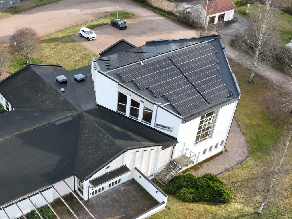 Solen skiner på solpanelerna på kyrkan