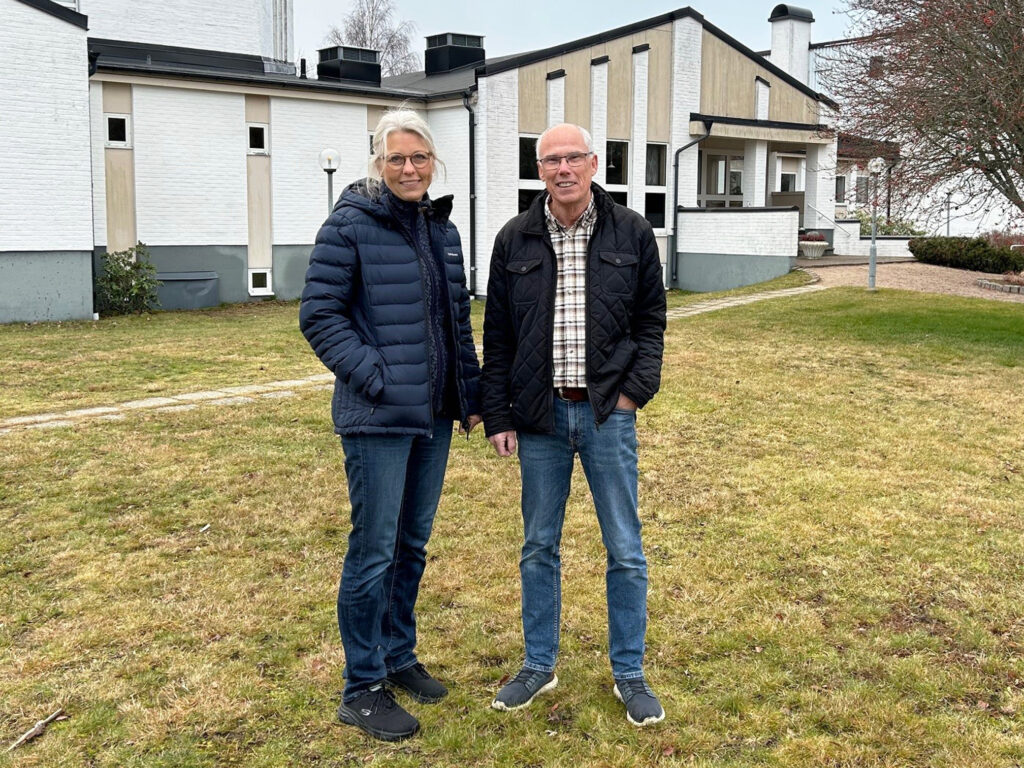 Johanna Maxson och Mats Ekenmo framför Equmeniakyrkan i Ekenässjön