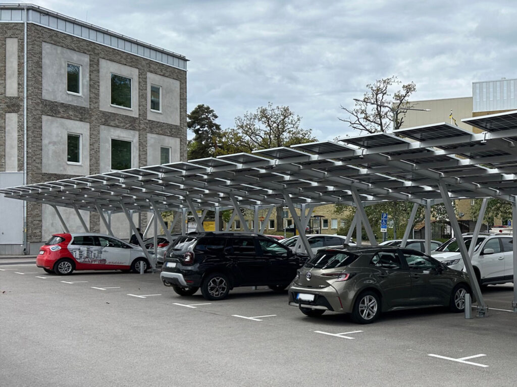 Solceller på parkeringsplatsen vid Oskarshamns sjukhus