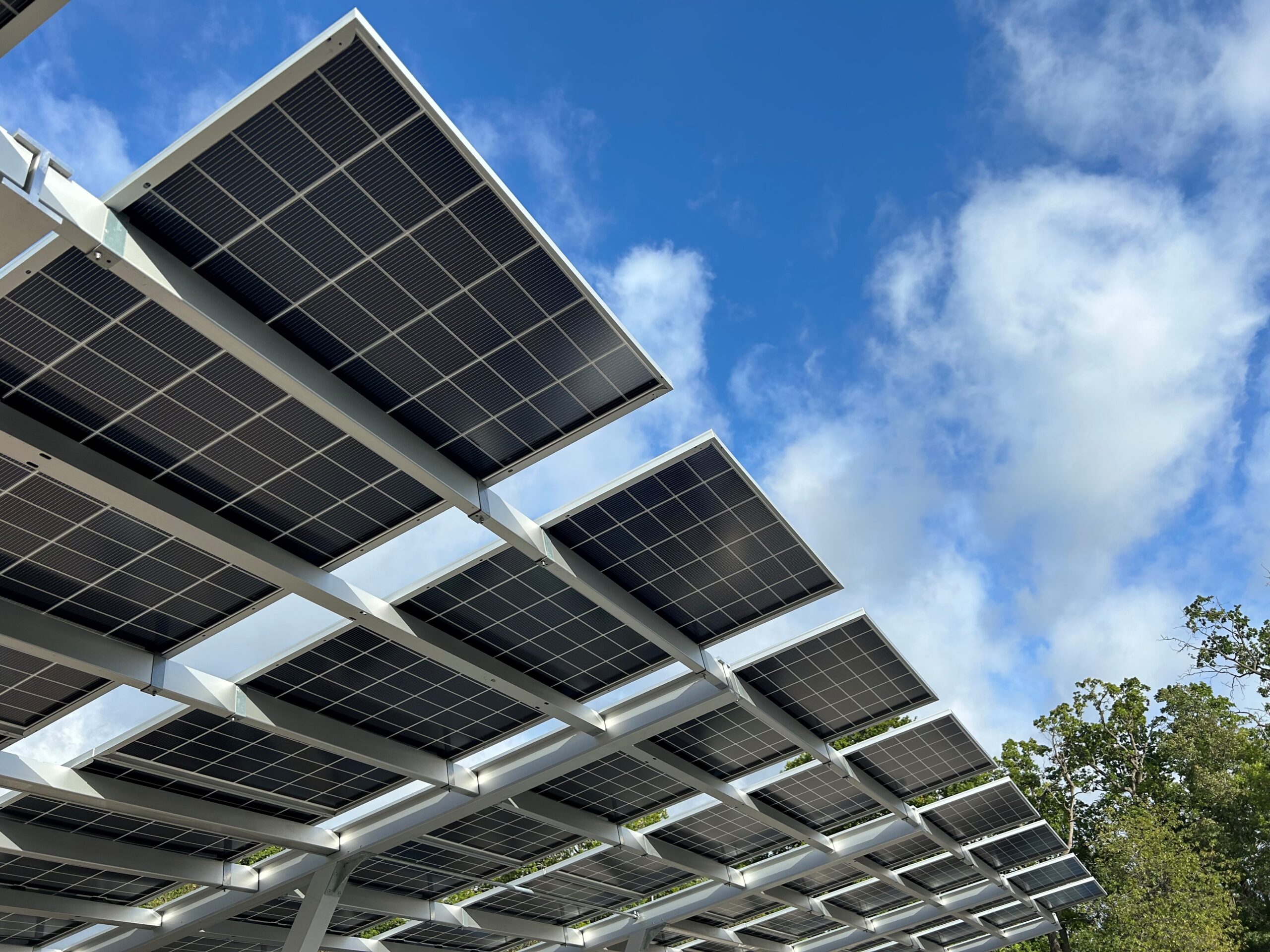 OTM26 Solpaneler under blå himmel