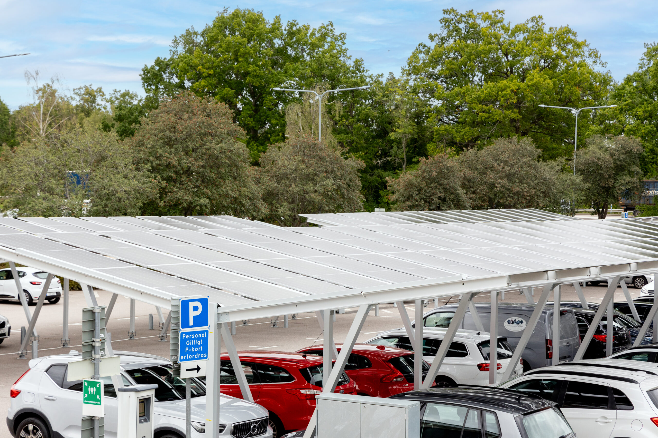 OTM_energi-24 Solpaneler ovanför parkering vid Oskarshamns sjukhus