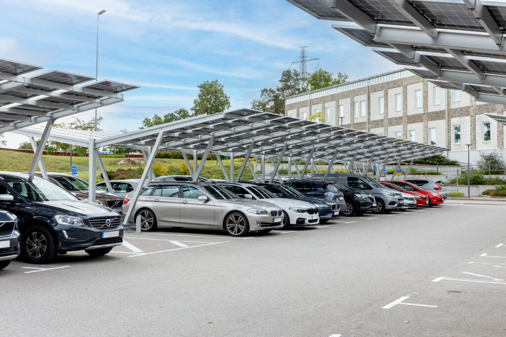 Solcellsstativ på parkering