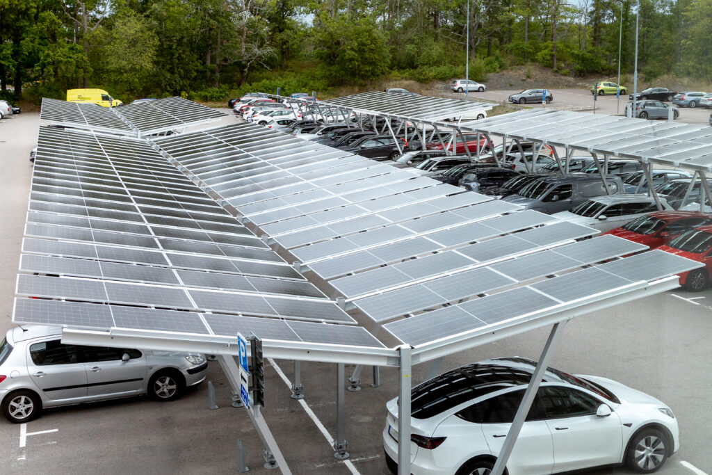 Solceller på parkeringsplats