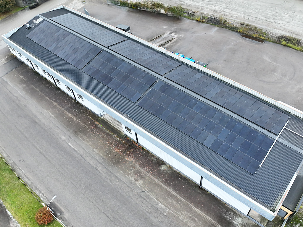 Solceller på taket på en industrilokal