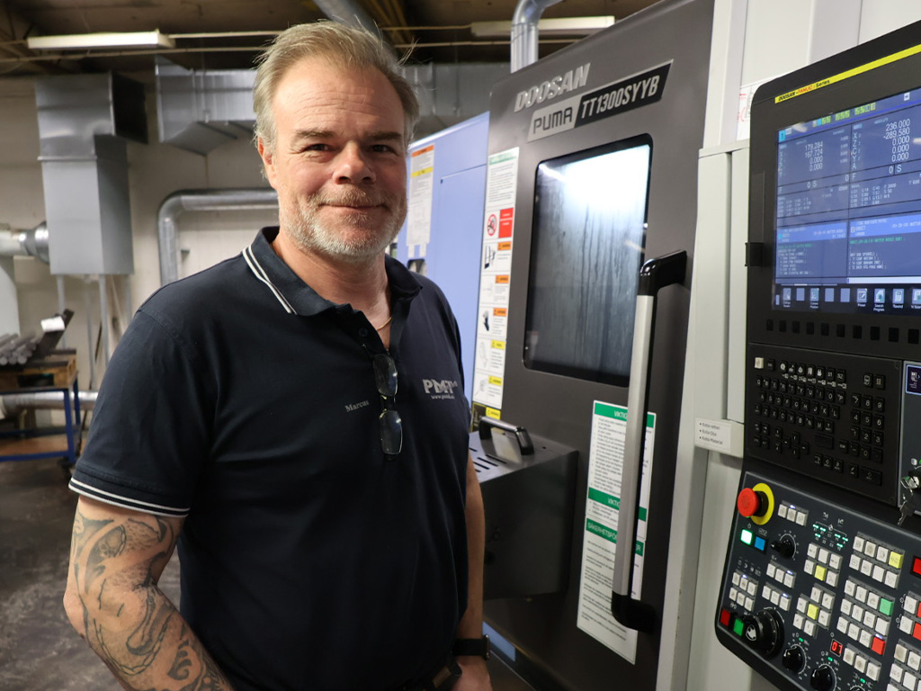 Marcus är vd på PMT, vid maskin i produktionen