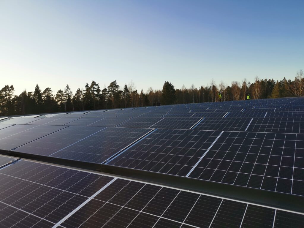 Solceller på taket i skymning