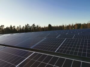 Solceller på taket i skymning