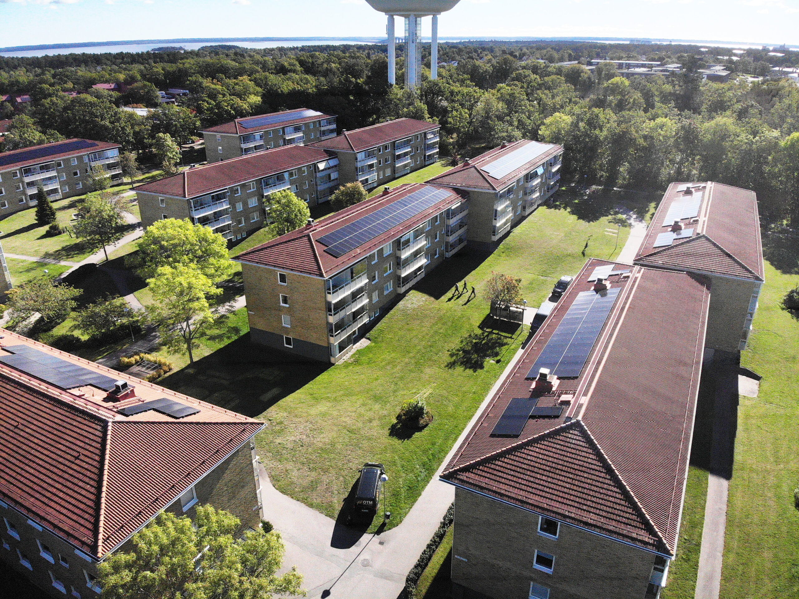 Solceller ovanpå taket på BRF Trollet