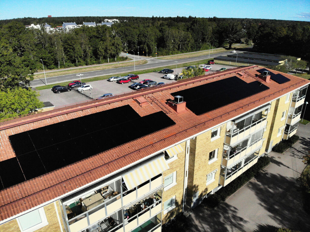 Solceller ligger på taket på bostadsrättsförening