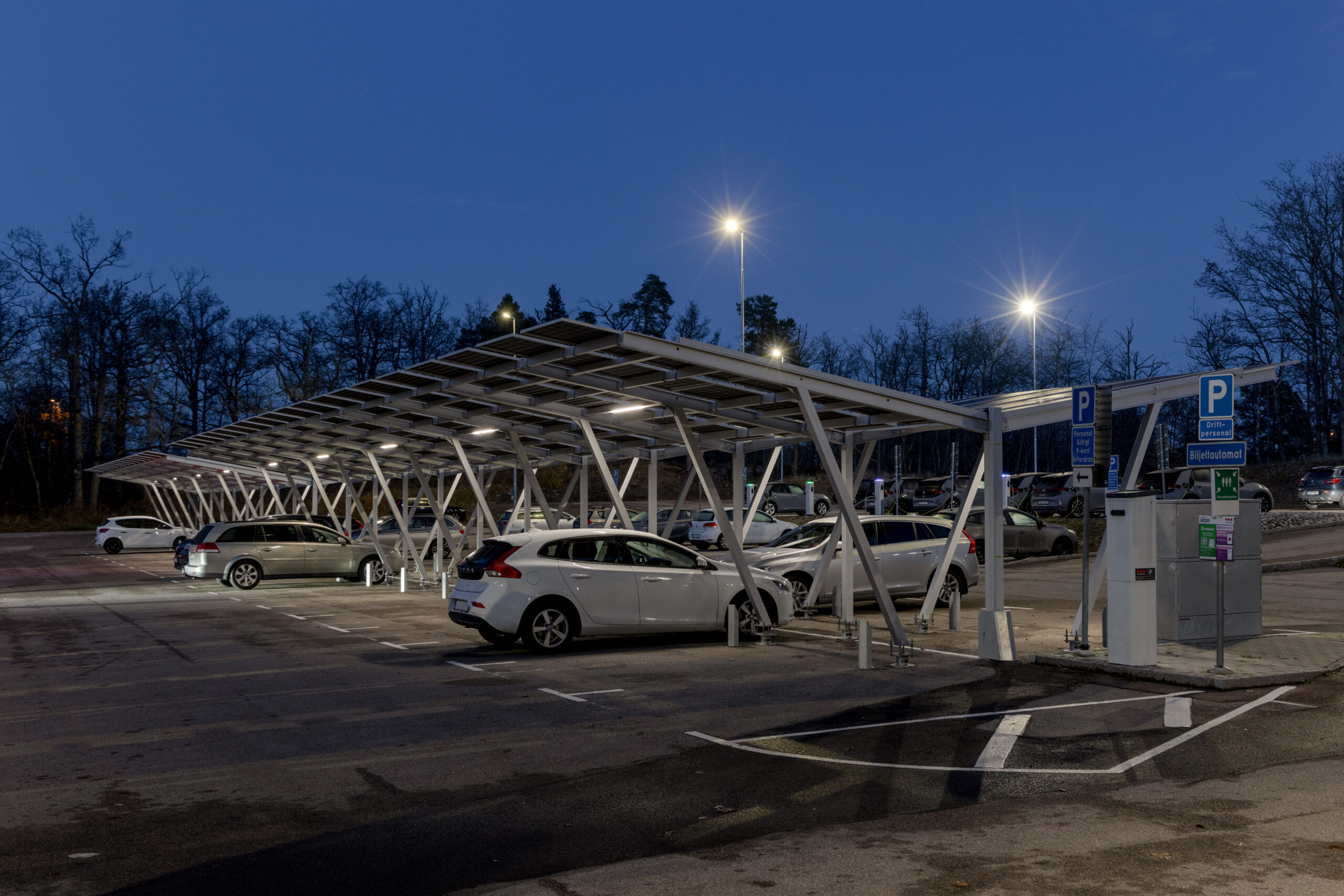 Solcellsstativen på parkering kvällstid