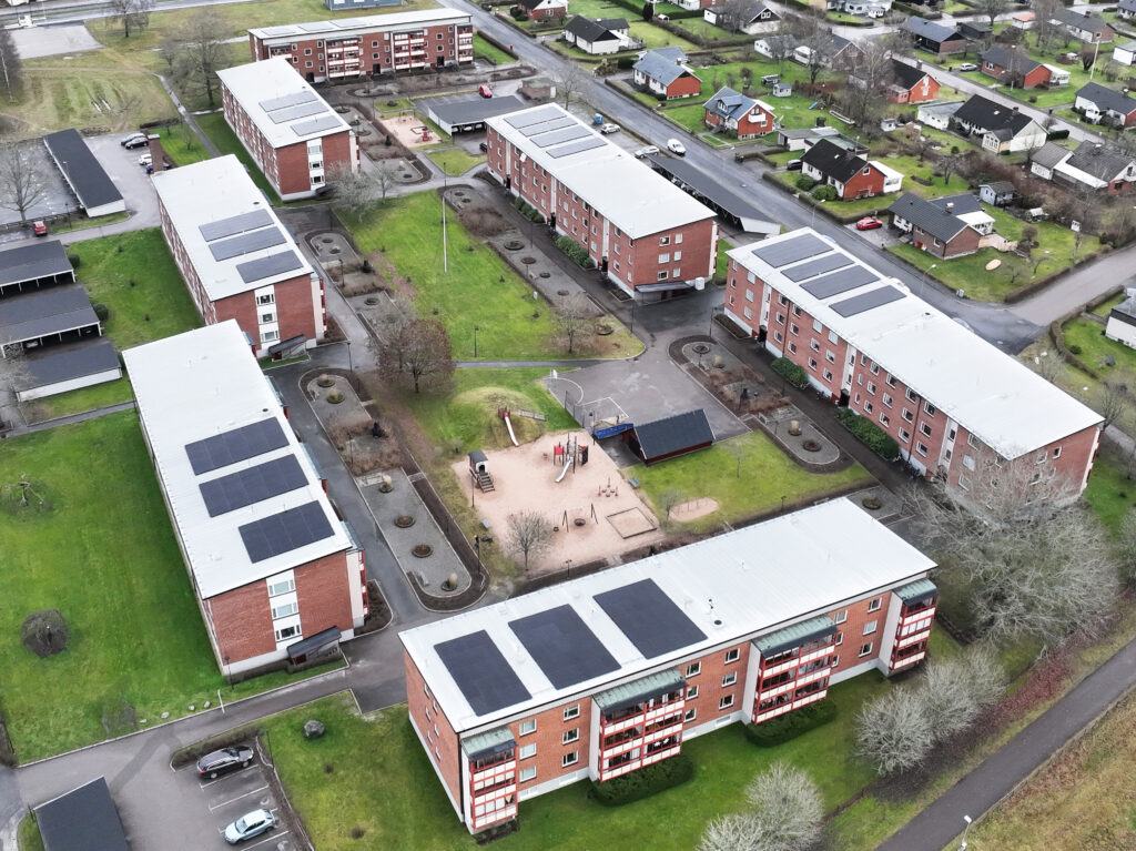 Solceller på taket hos bostadsrättsföreningen BRF Ringen