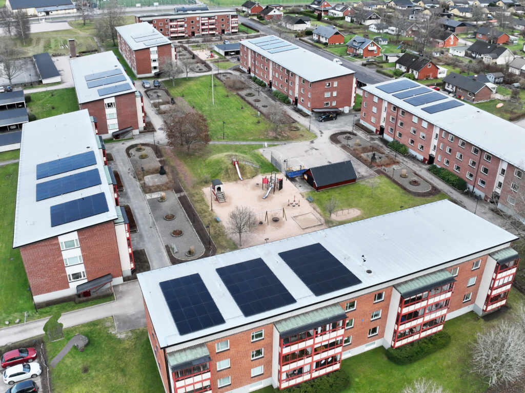 Solpaneler ovanpå fastigheten hos bostadsrättsförening BRF Ringen