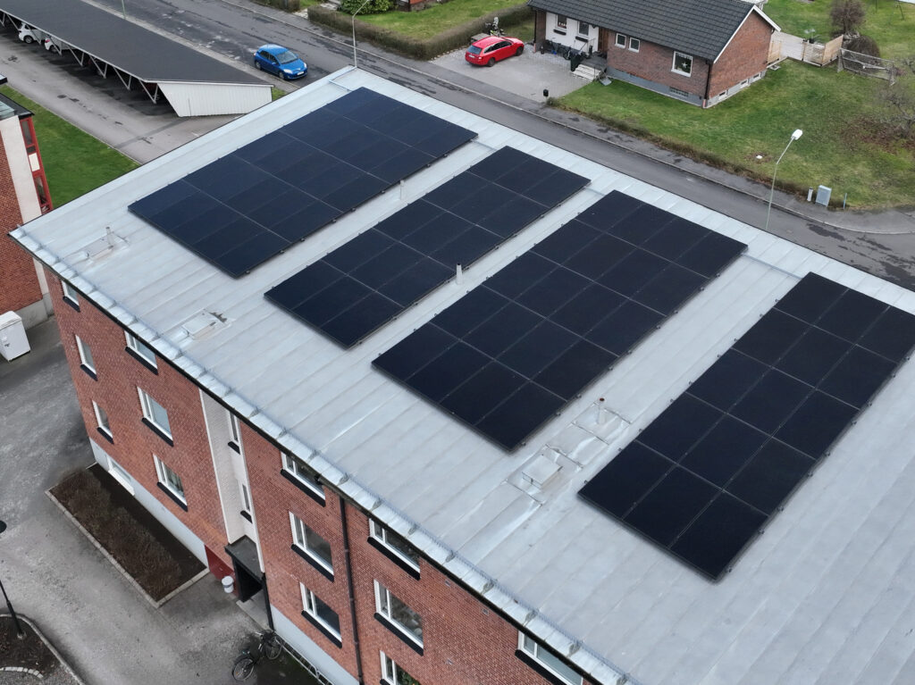 Närbild solpaneler hos BRF Ringen bostadsrättsförening