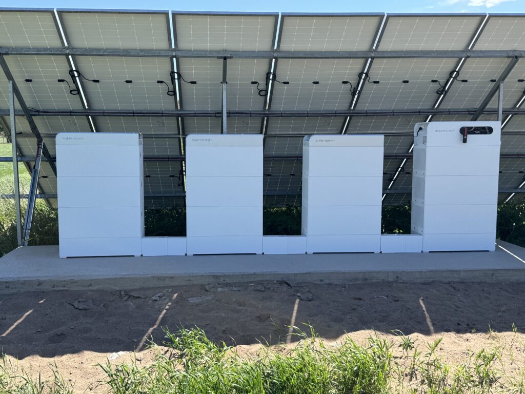 Batterier Sigenergy under solpaneler vid lantbruk