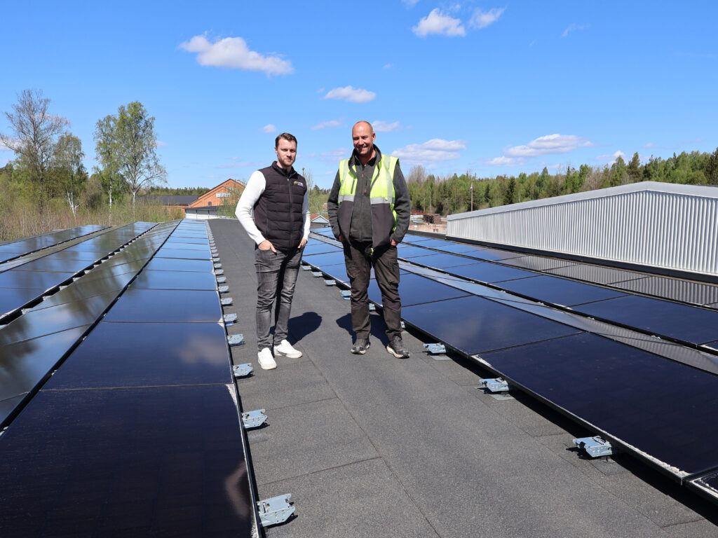 Thobias och Tony på taket bland solpaneler hos Vislanda Mekaniska