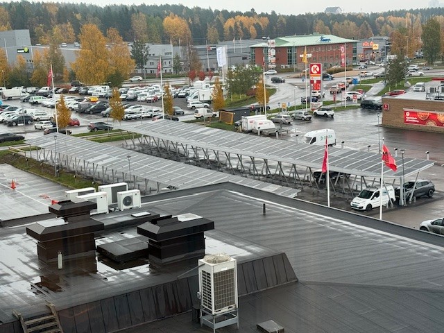 Solcellsstativ med OTM EkoParking på parkeringen vid Scandic i Luleå
