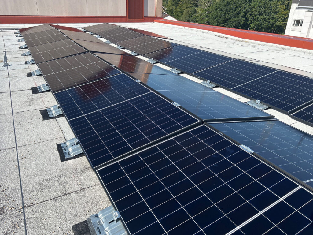 Solceller på taket på Blekingesjukhuset i Karlshamn