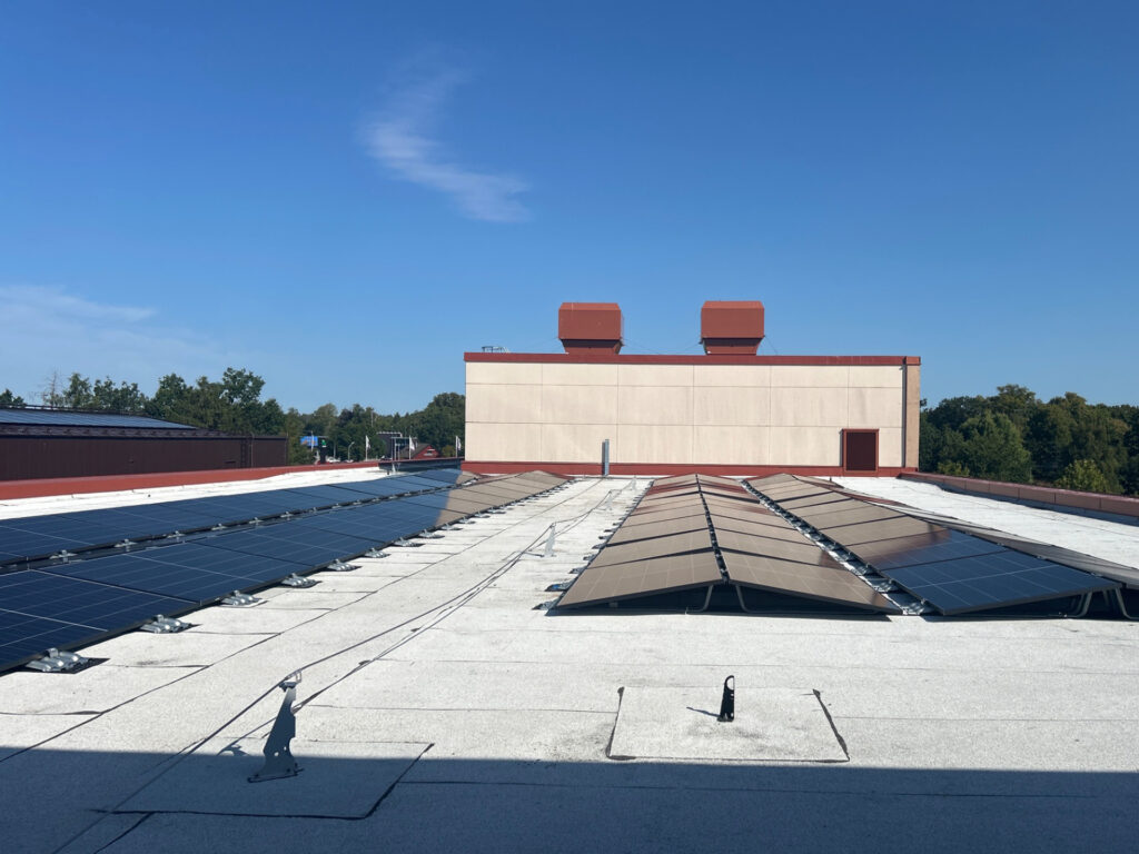 Solceller på taket på Blekingesjukhuset i Karlshamn