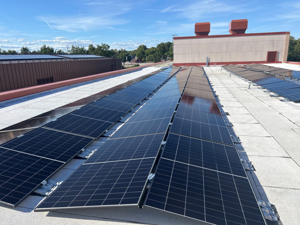 Solceller på taket på Blekingesjukhuset i Karlshamn
